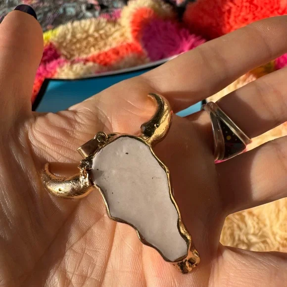 Chrome gold with a red gemstone bull skull pendant - Picture 8 of 8